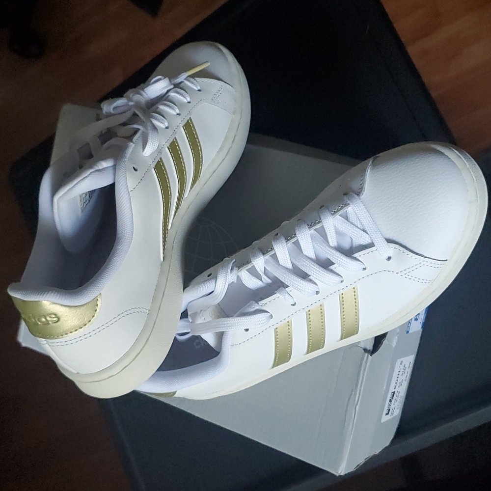 Adidas grand Court sneakers with gold accent
